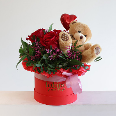 Cvijetni aranžman od 3 ruže meda i srce Habitat